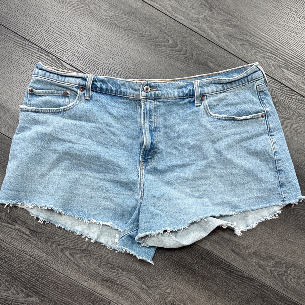 Abercrombie & Fitch curve love high rise 90s cut off short